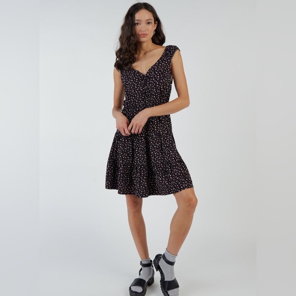 Sadie & Sage Elegant Black and Pink Floral Dress NWT Small - Picture 1 of 15